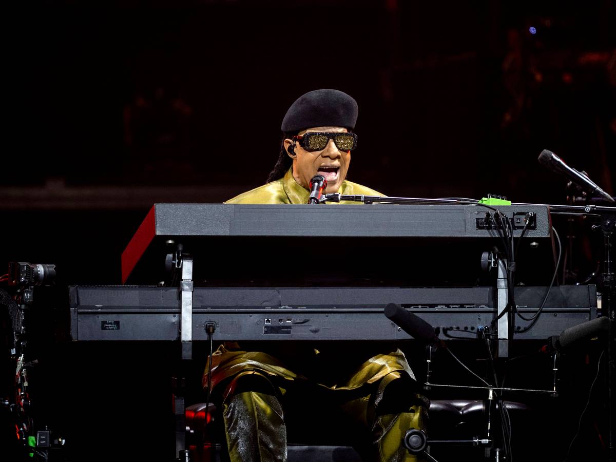 Stevie Wonder spielt auf der Bühne Klavier.