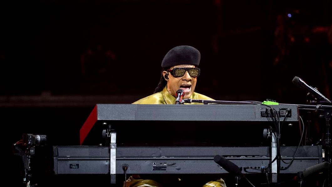 Stevie Wonder spielt auf der Bühne Klavier.