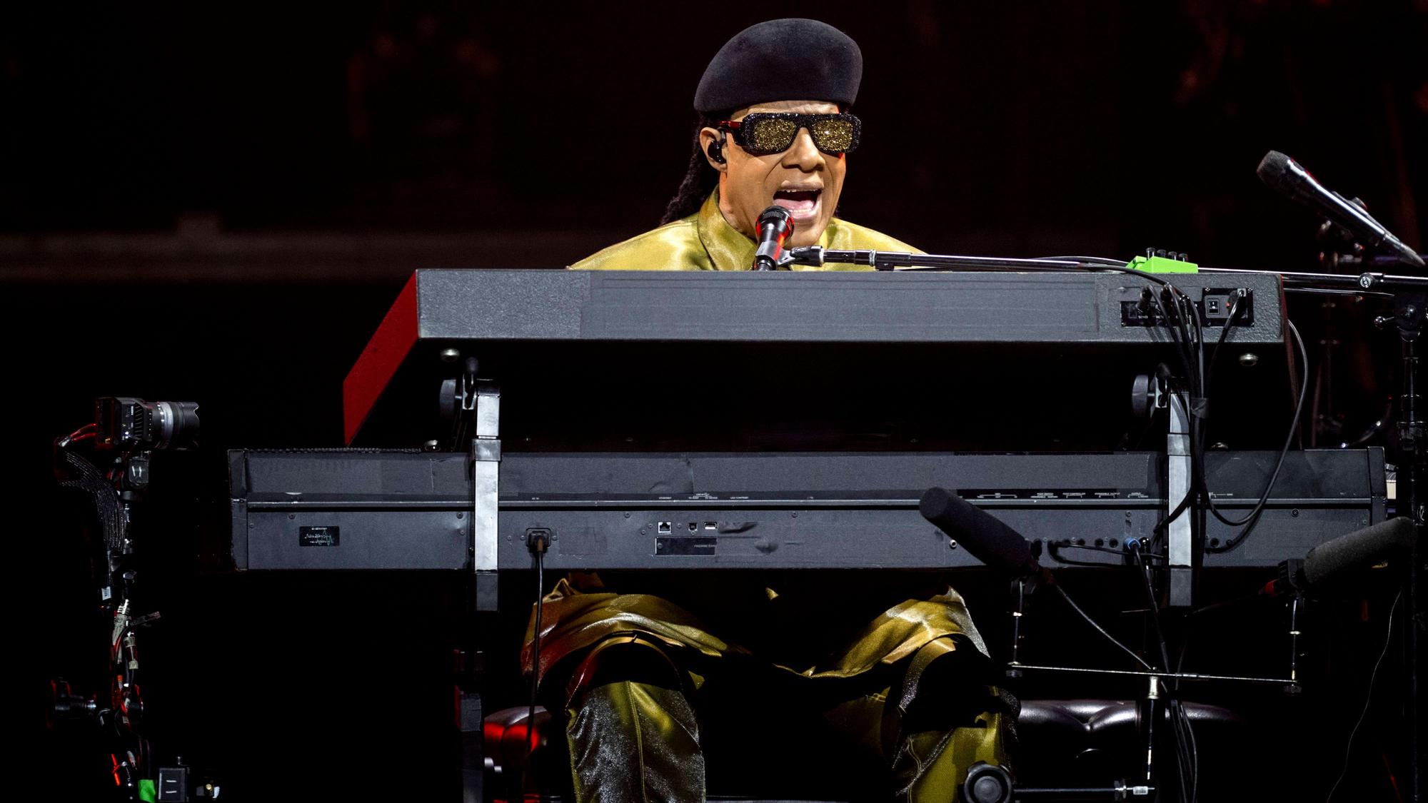 Stevie Wonder spielt auf der Bühne Klavier.