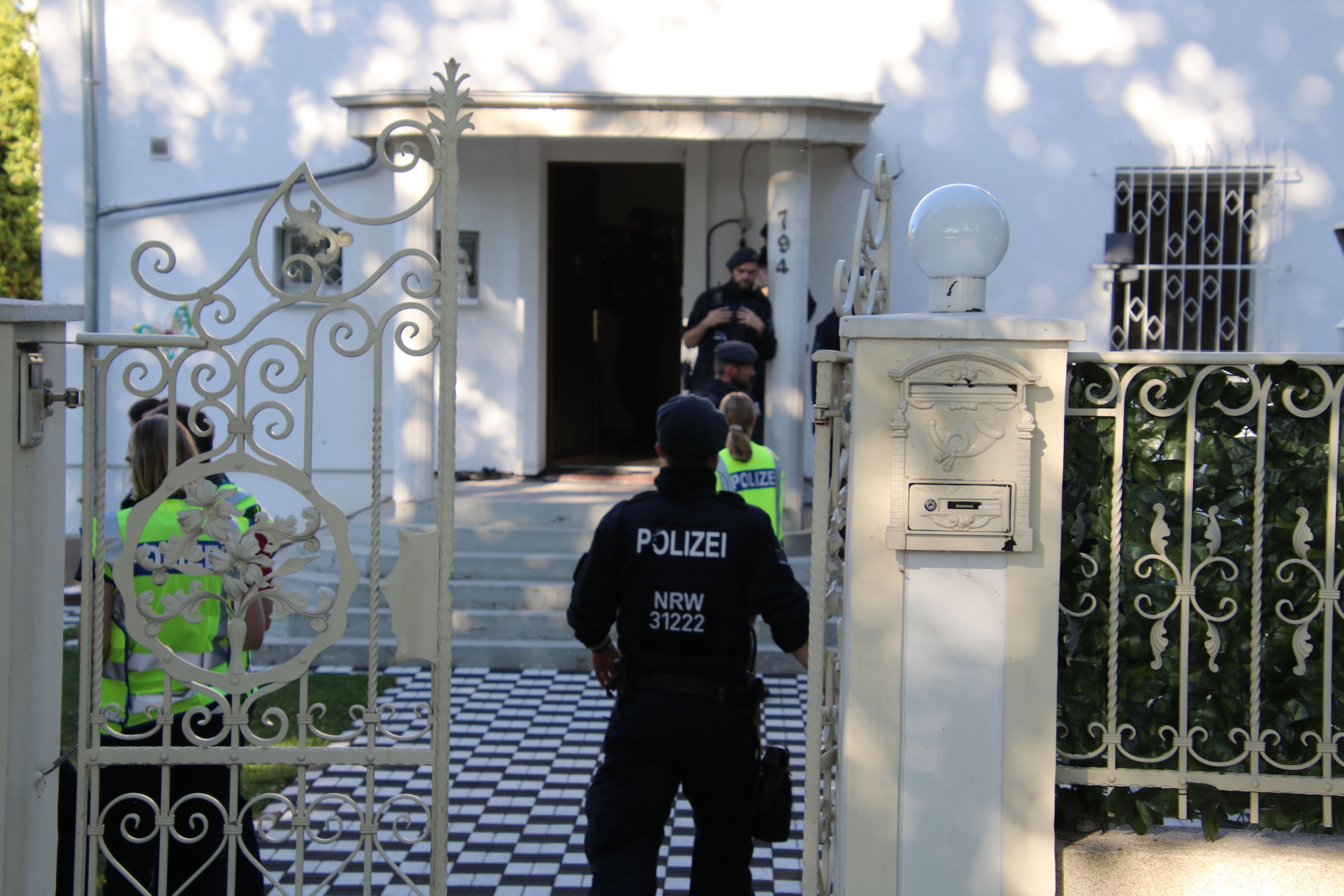 Die Polizei führte im Juni 2020 eine Razzia in der Ostheimer Villa durch.