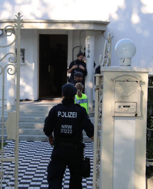 Die Polizei führte im Juni 2020 eine Razzia in der Ostheimer Villa durch.