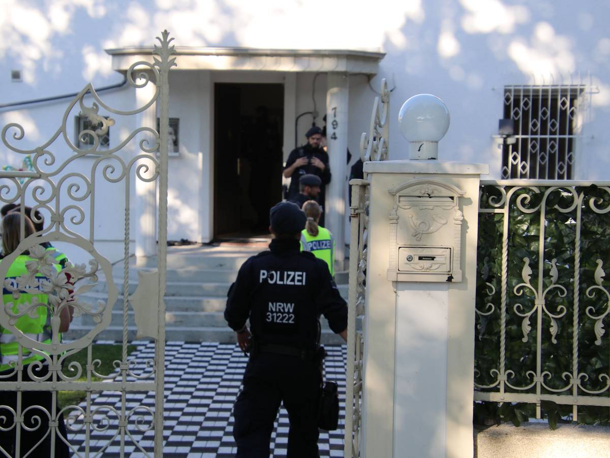 Die Polizei führte im Juni 2020 eine Razzia in der Ostheimer Villa durch.