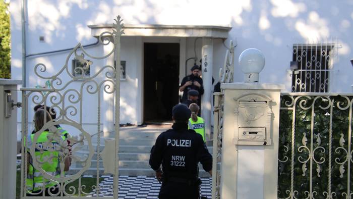 Die Polizei führte im Juni 2020 eine Razzia in der Ostheimer Villa durch.
