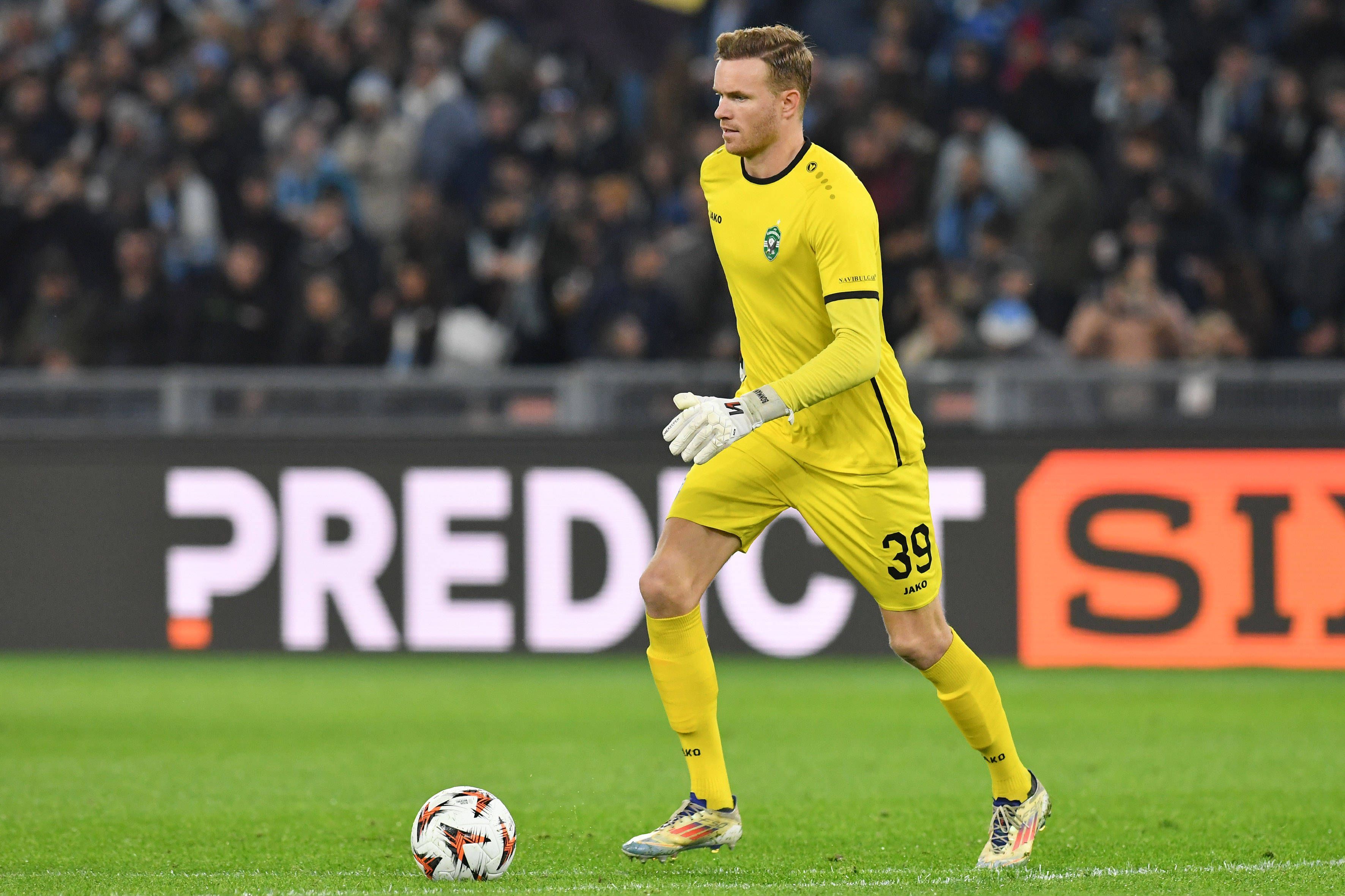 Torwart Hendrik Bonmann führt den Ball am Fuß.