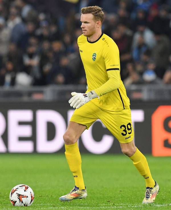 Torwart Hendrik Bonmann führt den Ball am Fuß.
