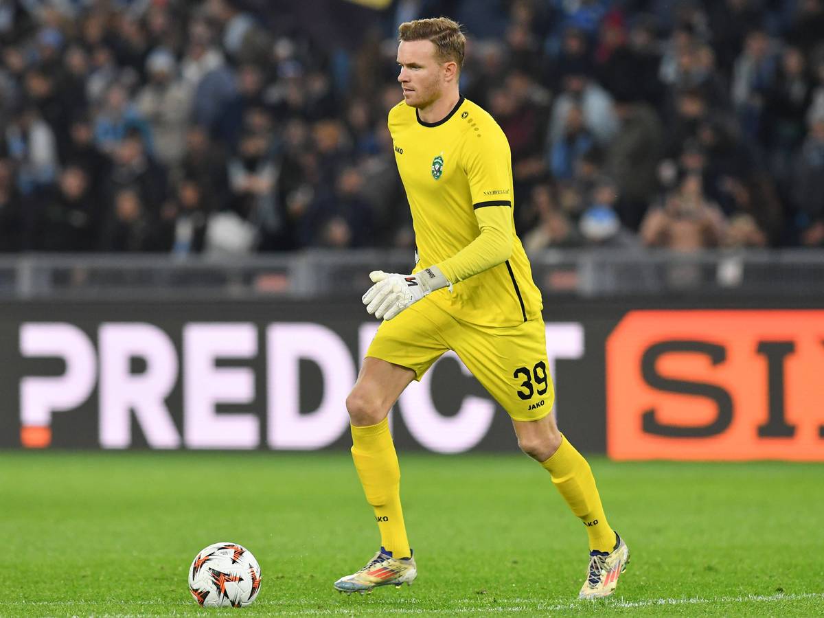 Torwart Hendrik Bonmann führt den Ball am Fuß.