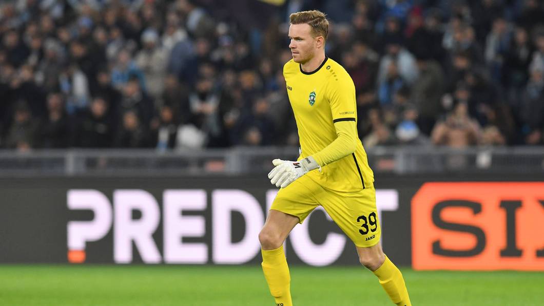 Torwart Hendrik Bonmann führt den Ball am Fuß.