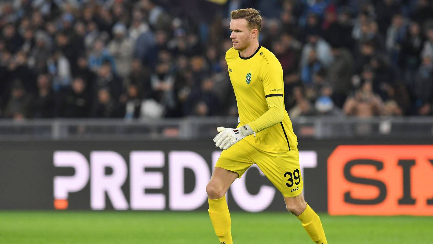 Torwart Hendrik Bonmann führt den Ball am Fuß.