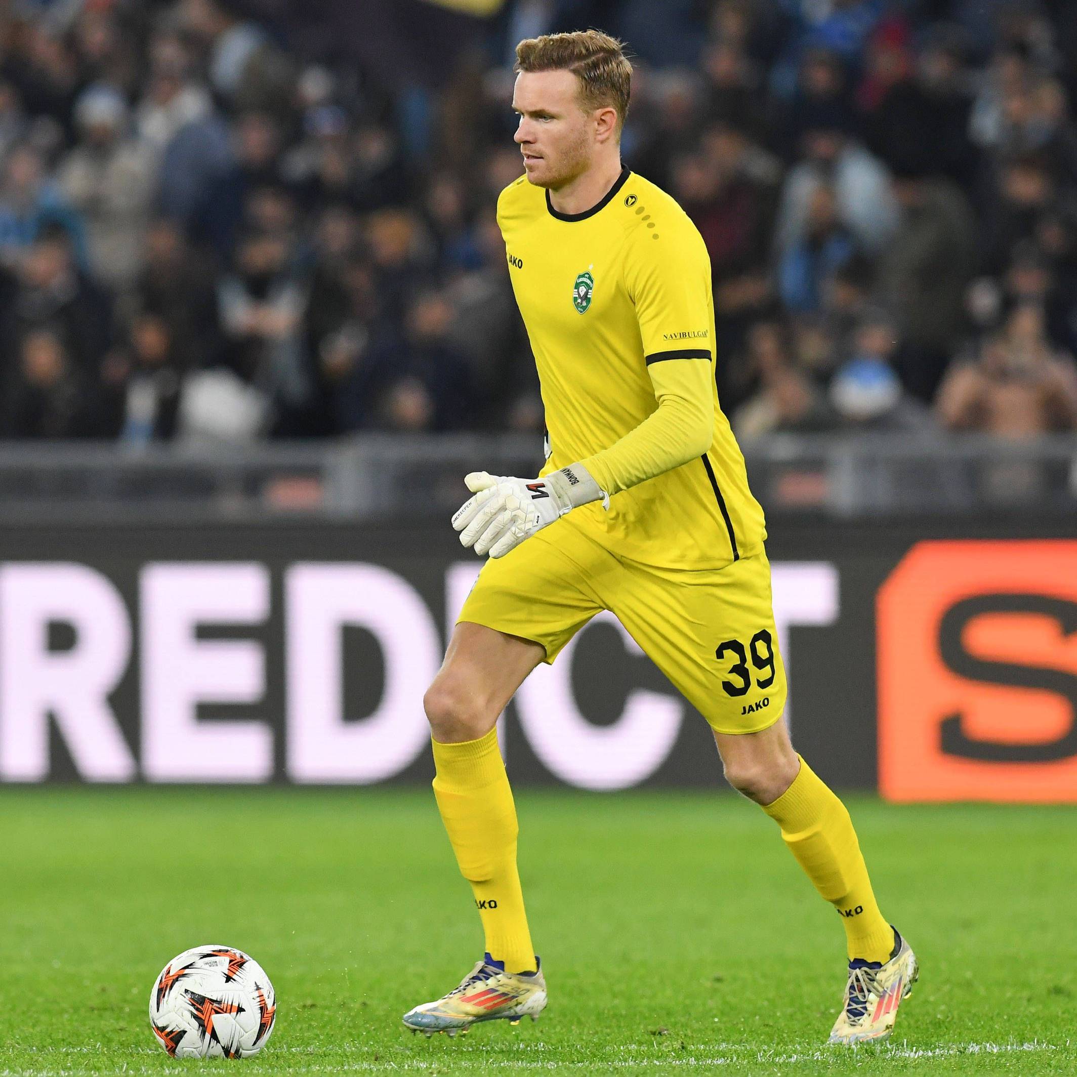 Torwart Hendrik Bonmann führt den Ball am Fuß.