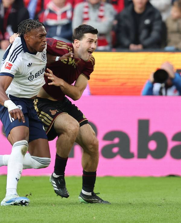 Junior Adamu (Schalke 04) und Luka Lochoshvili (1. FC Köln) kämpfen um den Ball.