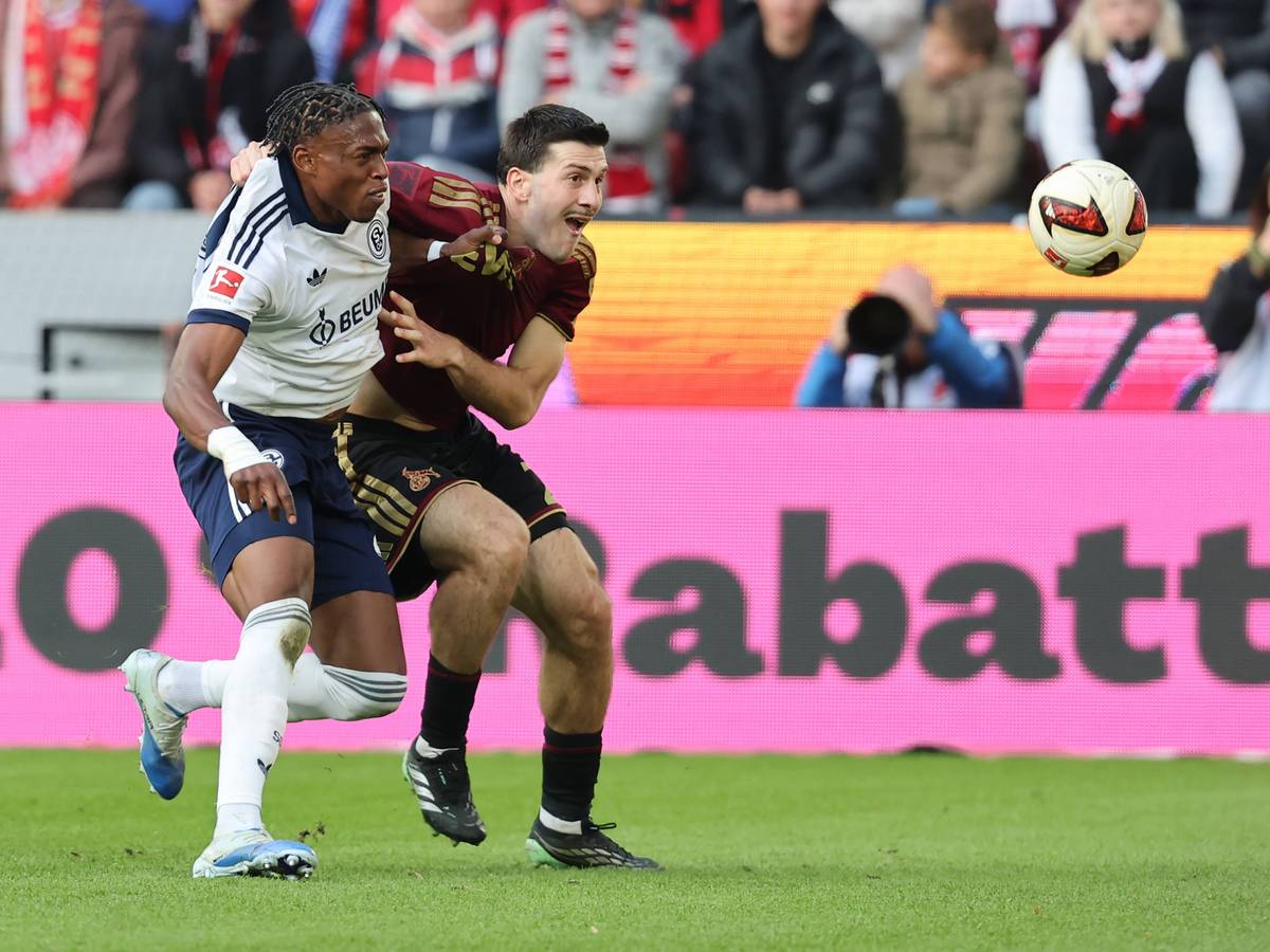 Junior Adamu (Schalke 04) und Luka Lochoshvili (1. FC Köln) kämpfen um den Ball.