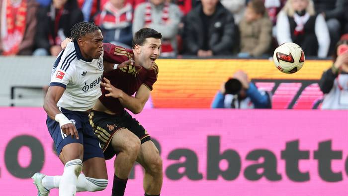 Junior Adamu (Schalke 04) und Luka Lochoshvili (1. FC Köln) kämpfen um den Ball.
