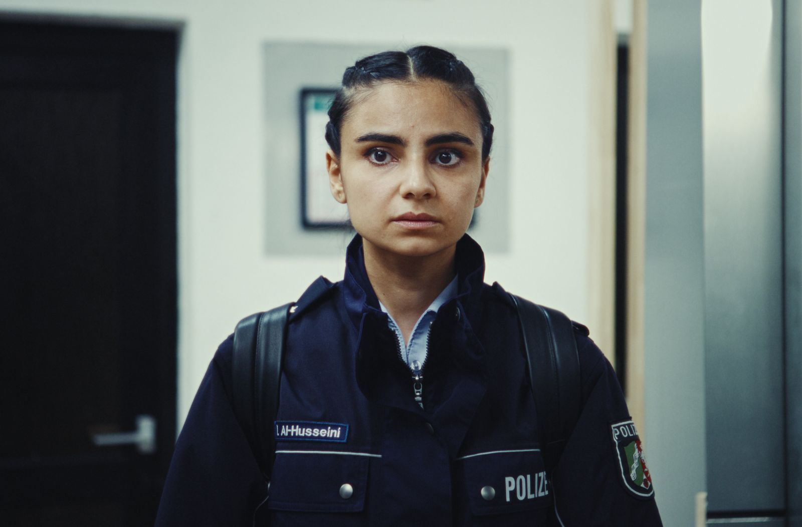 Die junge Polizeibeamtin Isra Al-Husseini (Bayan Layla) stößt als arabische Native Speakerin zum Staatsschutz in NRW.  (Bild: © ARD Degeto Film/HR/NDR/rbb/NEUESUPER GmbH/Sofia Velasquez)