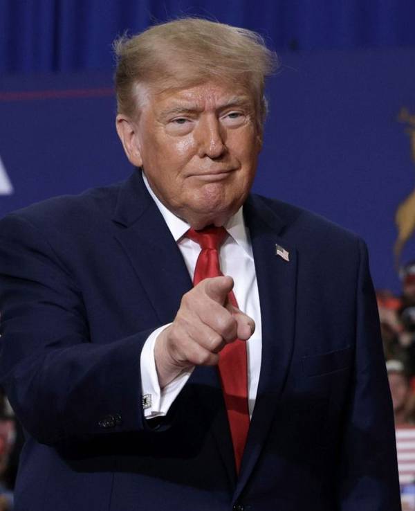Neil Young (links) hat Klage gegen das Wahlkampfkomitee von US-Präsident Donald Trump eingereicht. (Bild: Getty Images / Winter / Wong (Collage))