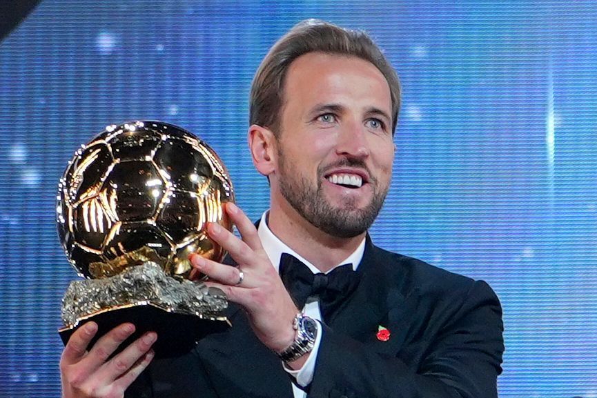 Bayern-Torjäger Harry Kane erhält im London Palladium Theatre im Rahmen der Ballon-d’Or-Verleihung die Trophäe als Spieler des Jahres.