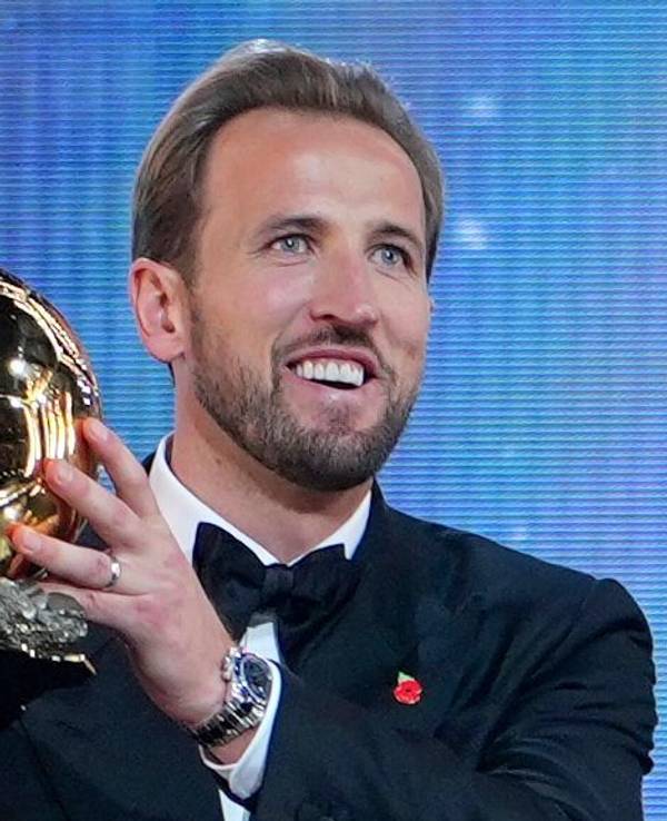 Bayern-Torjäger Harry Kane erhält im London Palladium Theatre im Rahmen der Ballon-d’Or-Verleihung die Trophäe als Spieler des Jahres.