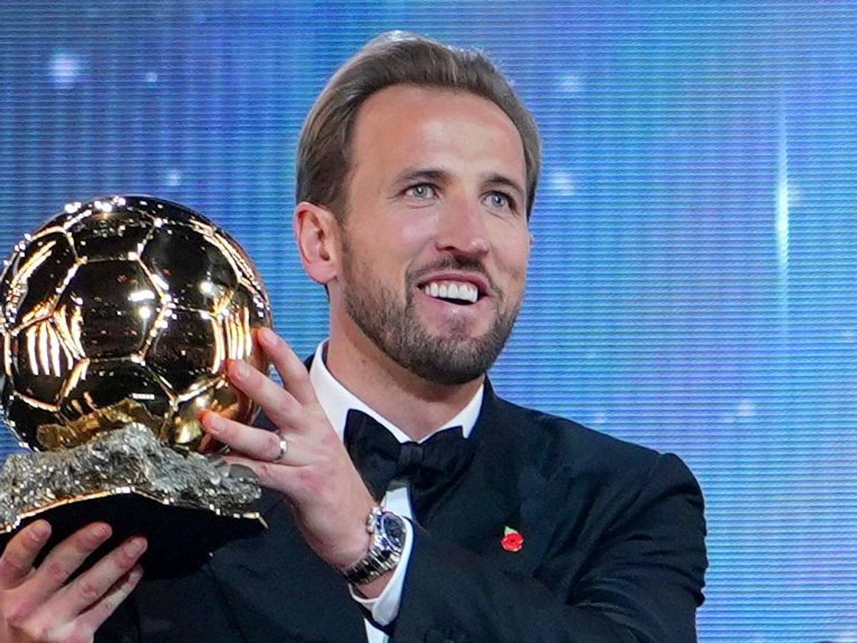 Bayern-Torjäger Harry Kane erhält im London Palladium Theatre im Rahmen der Ballon-d’Or-Verleihung die Trophäe als Spieler des Jahres.