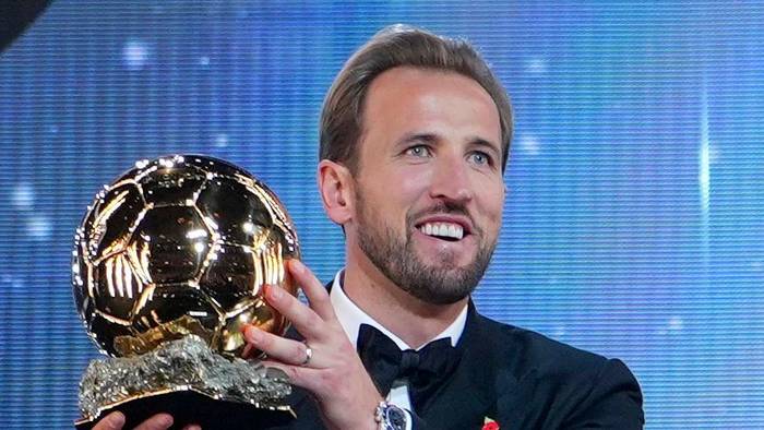 Bayern-Torjäger Harry Kane erhält im London Palladium Theatre im Rahmen der Ballon-d’Or-Verleihung die Trophäe als Spieler des Jahres.