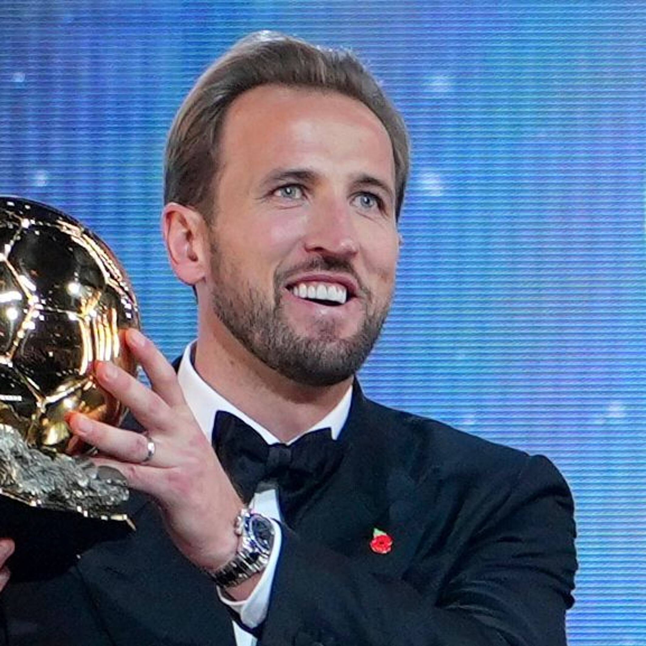 Bayern-Torjäger Harry Kane erhält im London Palladium Theatre im Rahmen der Ballon-d’Or-Verleihung die Trophäe als Spieler des Jahres.