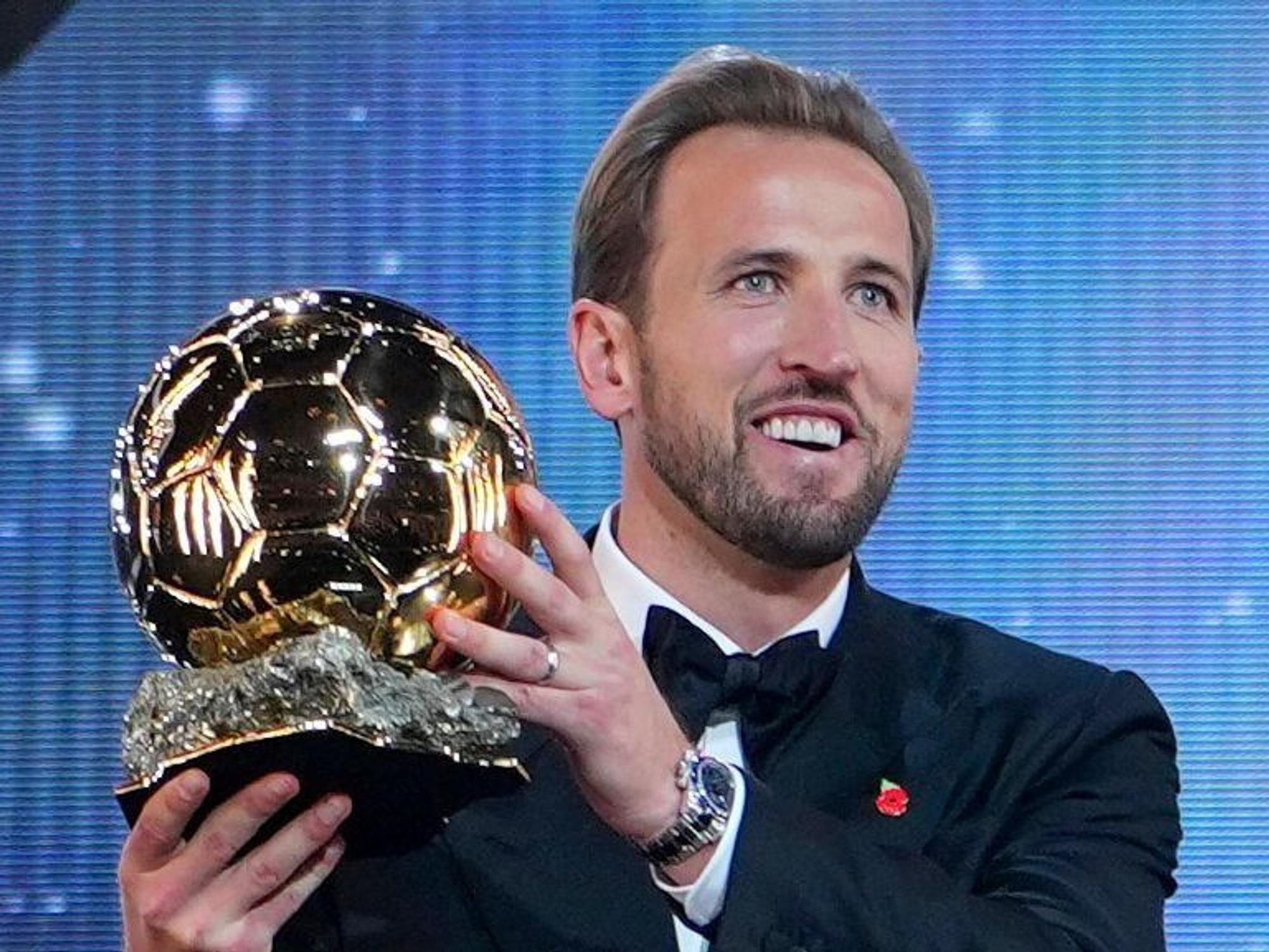 Bayern-Torjäger Harry Kane erhält im London Palladium Theatre im Rahmen der Ballon-d’Or-Verleihung die Trophäe als Spieler des Jahres.
