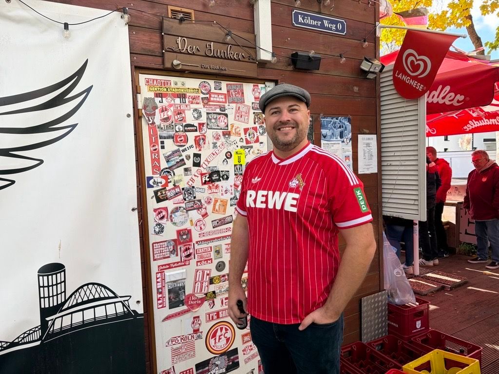 Vor und nach den Spielen ein beliebter Treffpunkt für Fans des 1. FC Köln: „Der Junker – Das Büdchen“