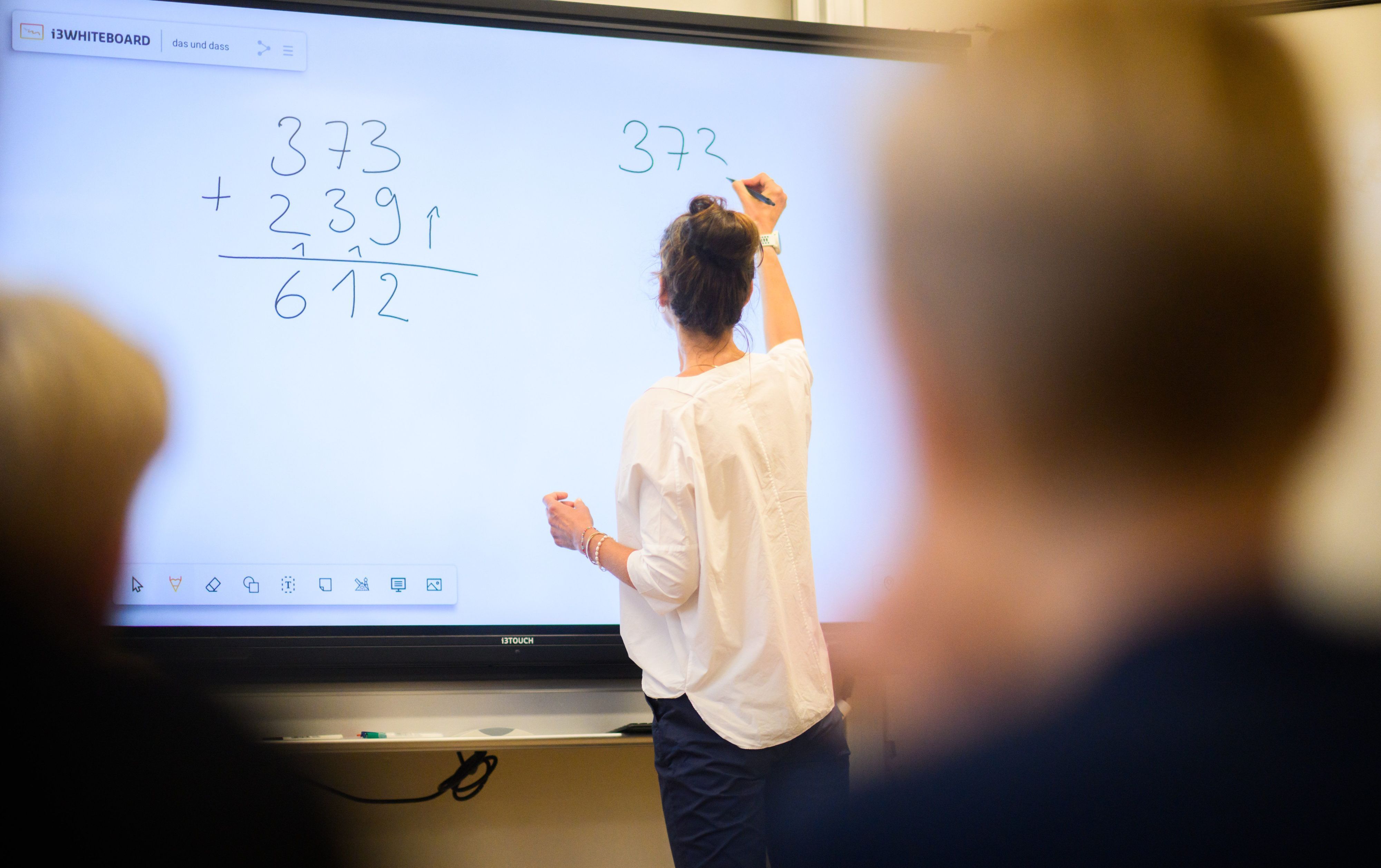 Eine Lehrerin aus Duisburg, die ihre Krankheit über viele Jahre vorgetäuscht haben soll, wird nun angeklagt (Symbolbild).
