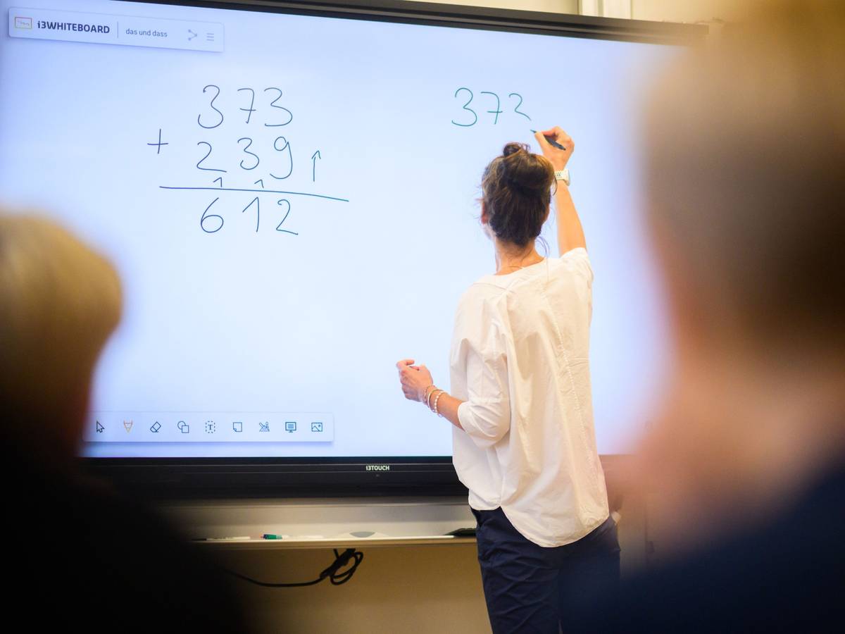Eine Lehrerin aus Duisburg, die ihre Krankheit über viele Jahre vorgetäuscht haben soll, wird nun angeklagt (Symbolbild).