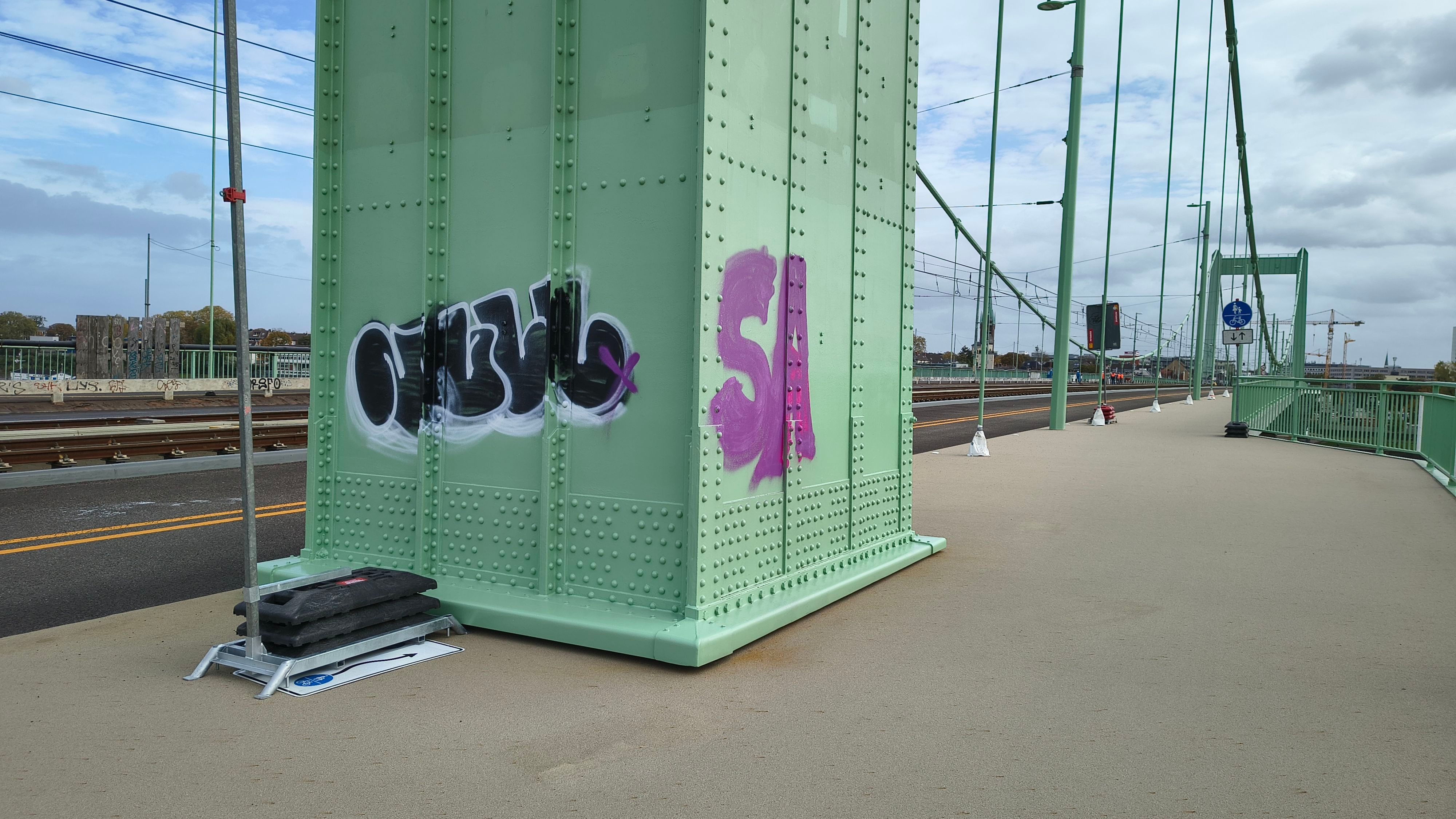 Kurz nach der Sanierung – Graffiti auf der Mülheimer Brücke
