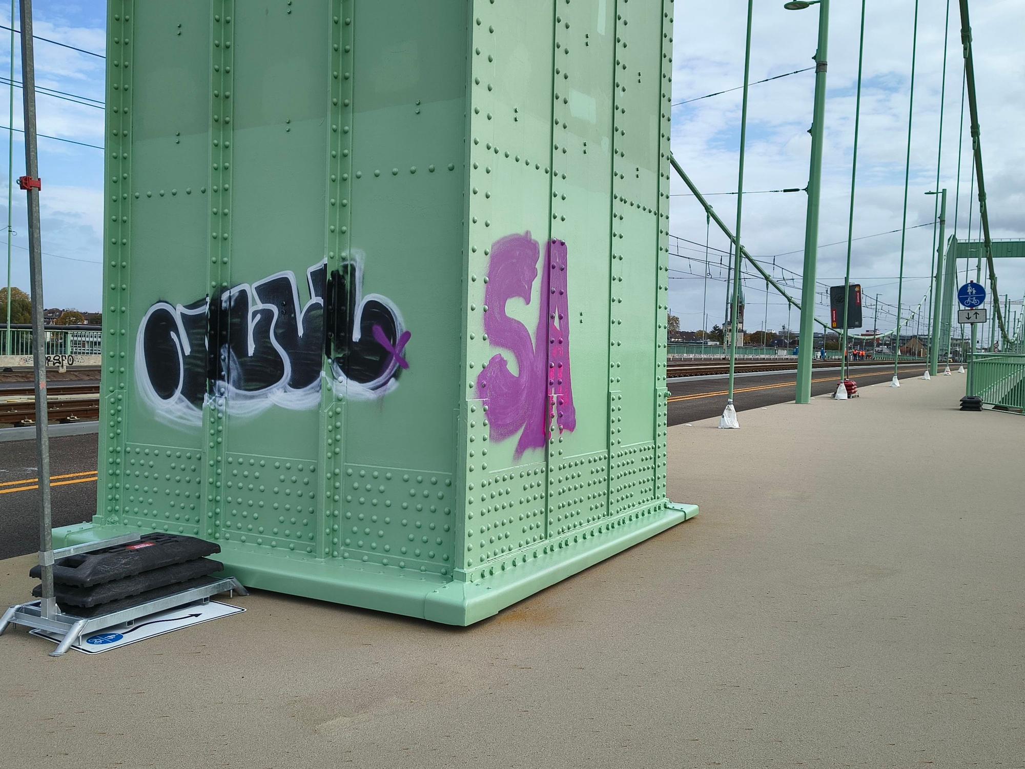 Kurz nach der Sanierung – Graffiti auf der Mülheimer Brücke