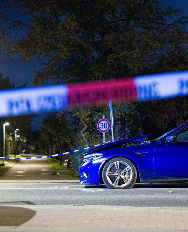 Auto fährt in Menschengruppe in Neustadt am Rübenberge