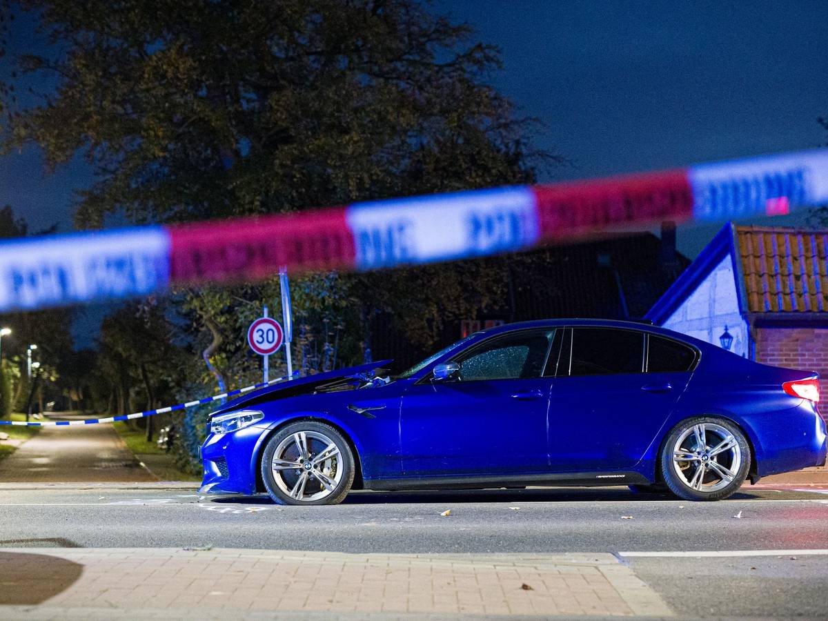 Auto fährt in Menschengruppe in Neustadt am Rübenberge