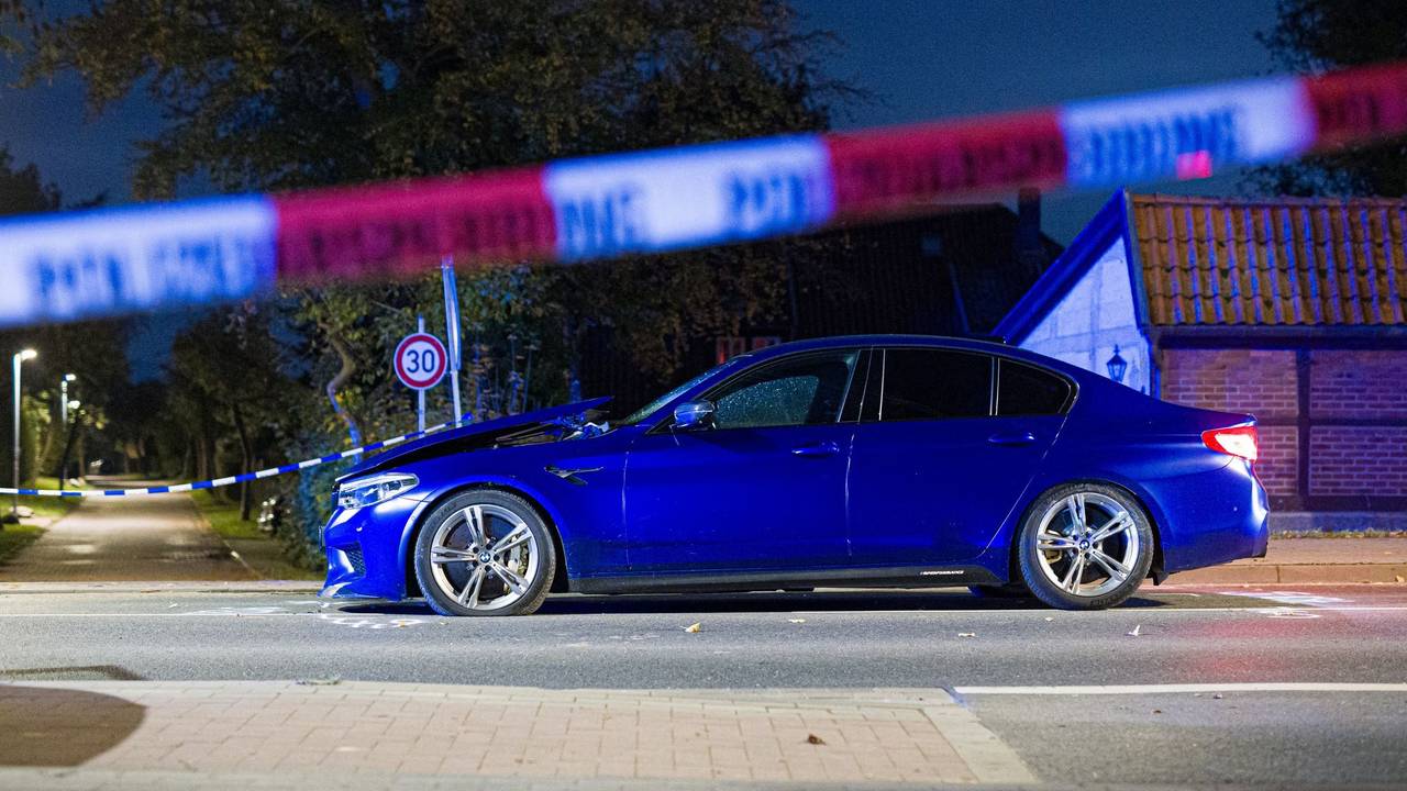 Auto fährt in Menschengruppe in Neustadt am Rübenberge