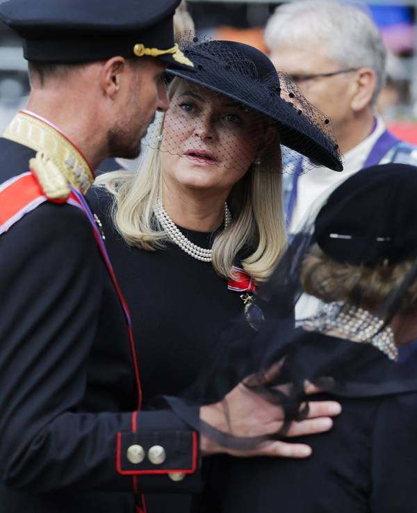 Königin Mette-Marit neben ihrem Ehemann König Haakon und Königin Sonja.