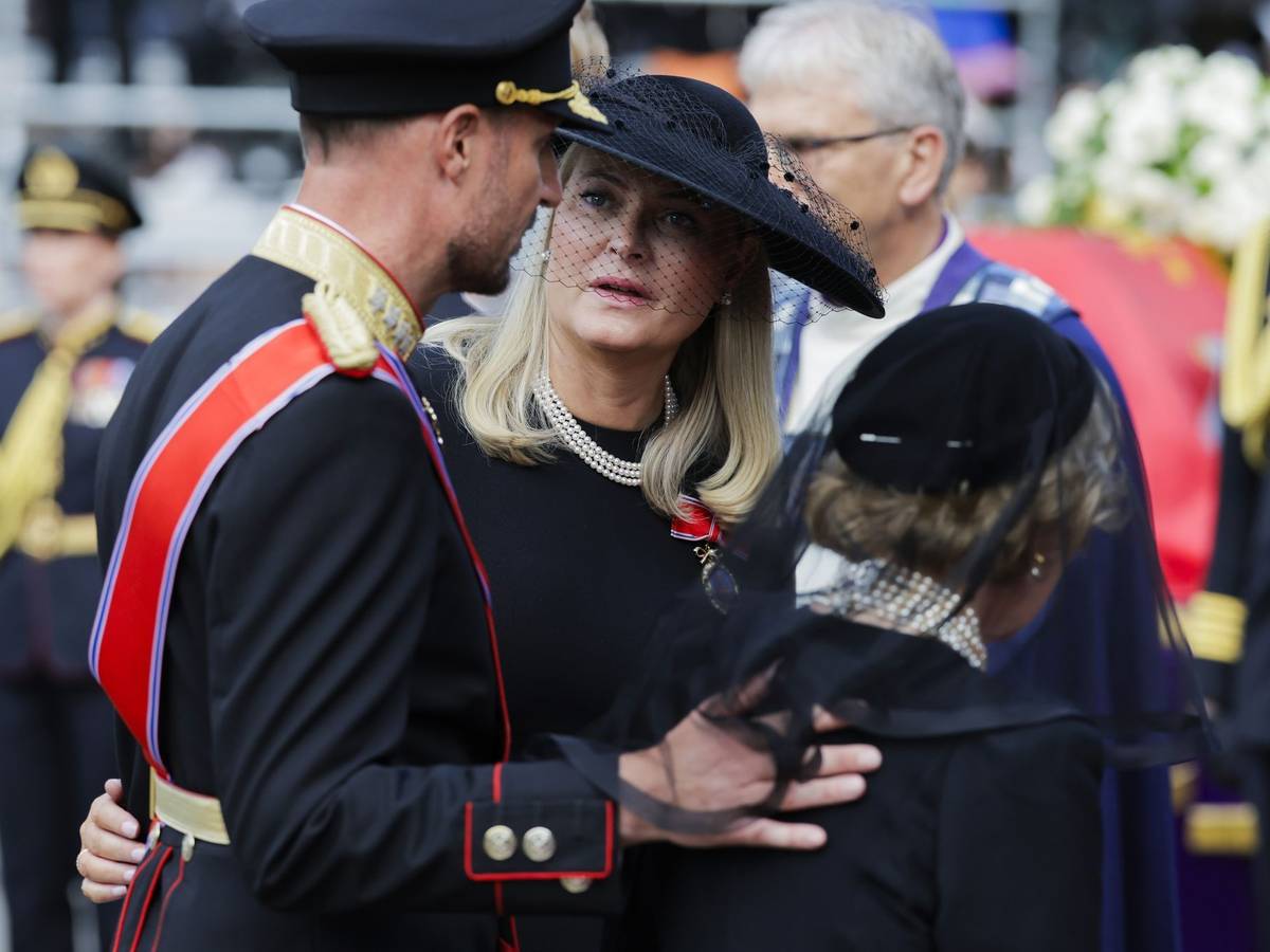 Königin Mette-Marit neben ihrem Ehemann König Haakon und Königin Sonja.