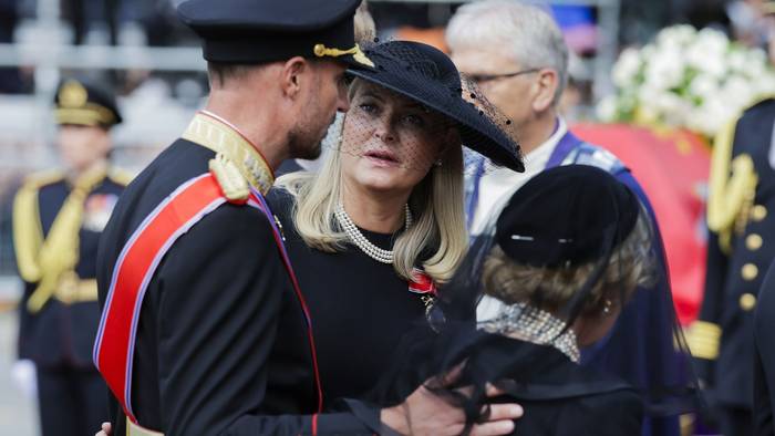 Königin Mette-Marit neben ihrem Ehemann König Haakon und Königin Sonja.