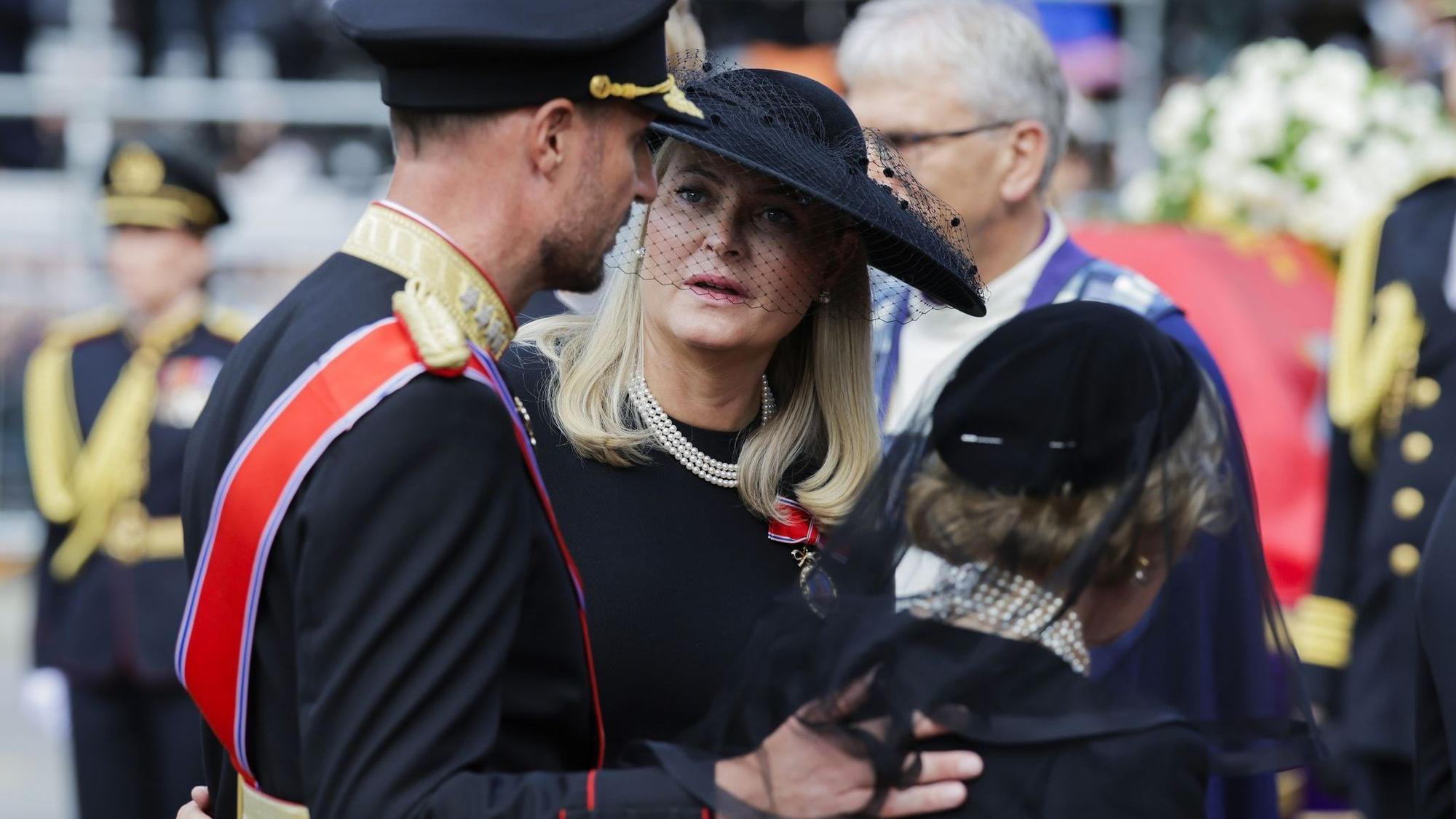 Königin Mette-Marit neben ihrem Ehemann König Haakon und Königin Sonja.