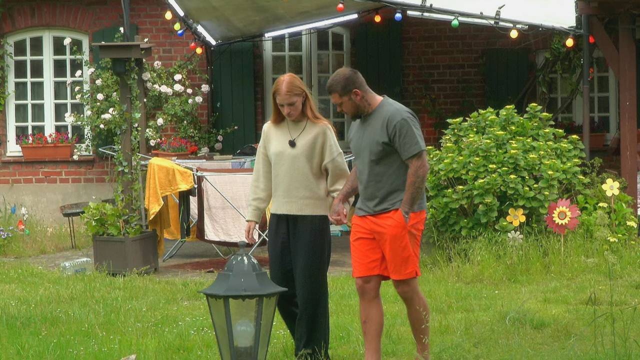 Laura (links) humpelt, Nico bricht ihrer Gesundheit zuliebe die Show ab. (Bild: RTL)