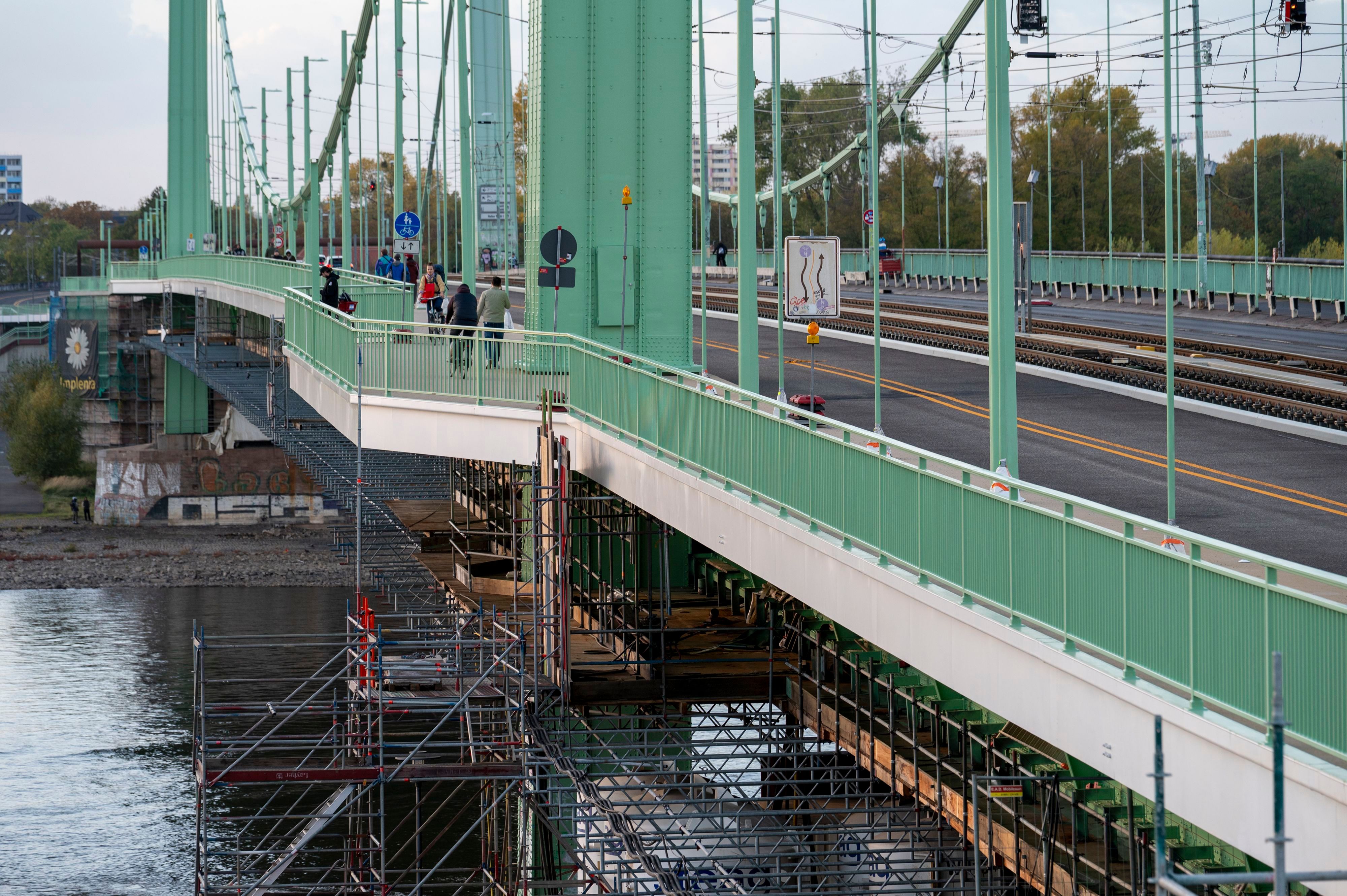 Blick auf den sanierten Teil der Mülheimer Brücke. Der Verkehr läuft jetzt auf der Südseite.