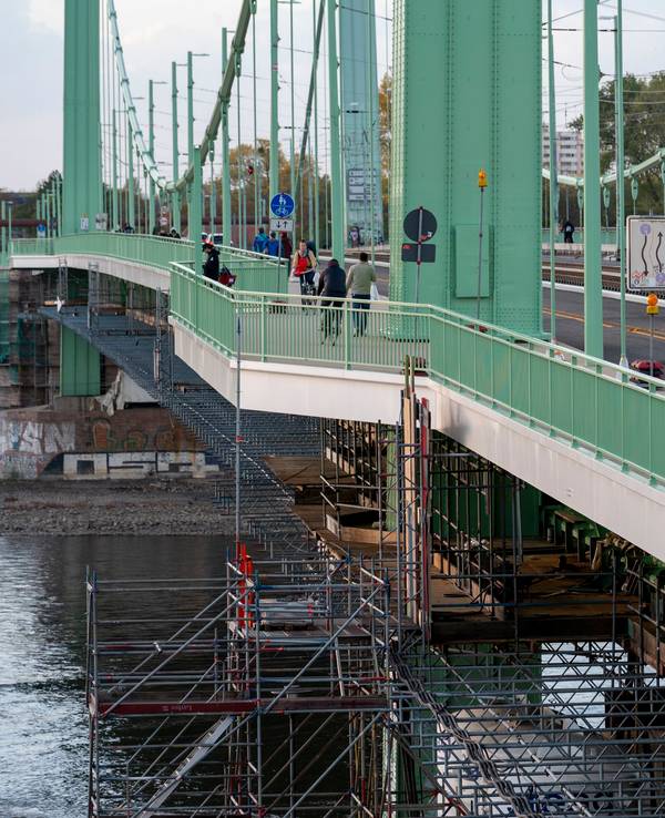 Blick auf den sanierten Teil der Mülheimer Brücke. Der Verkehr läuft jetzt auf der Südseite.