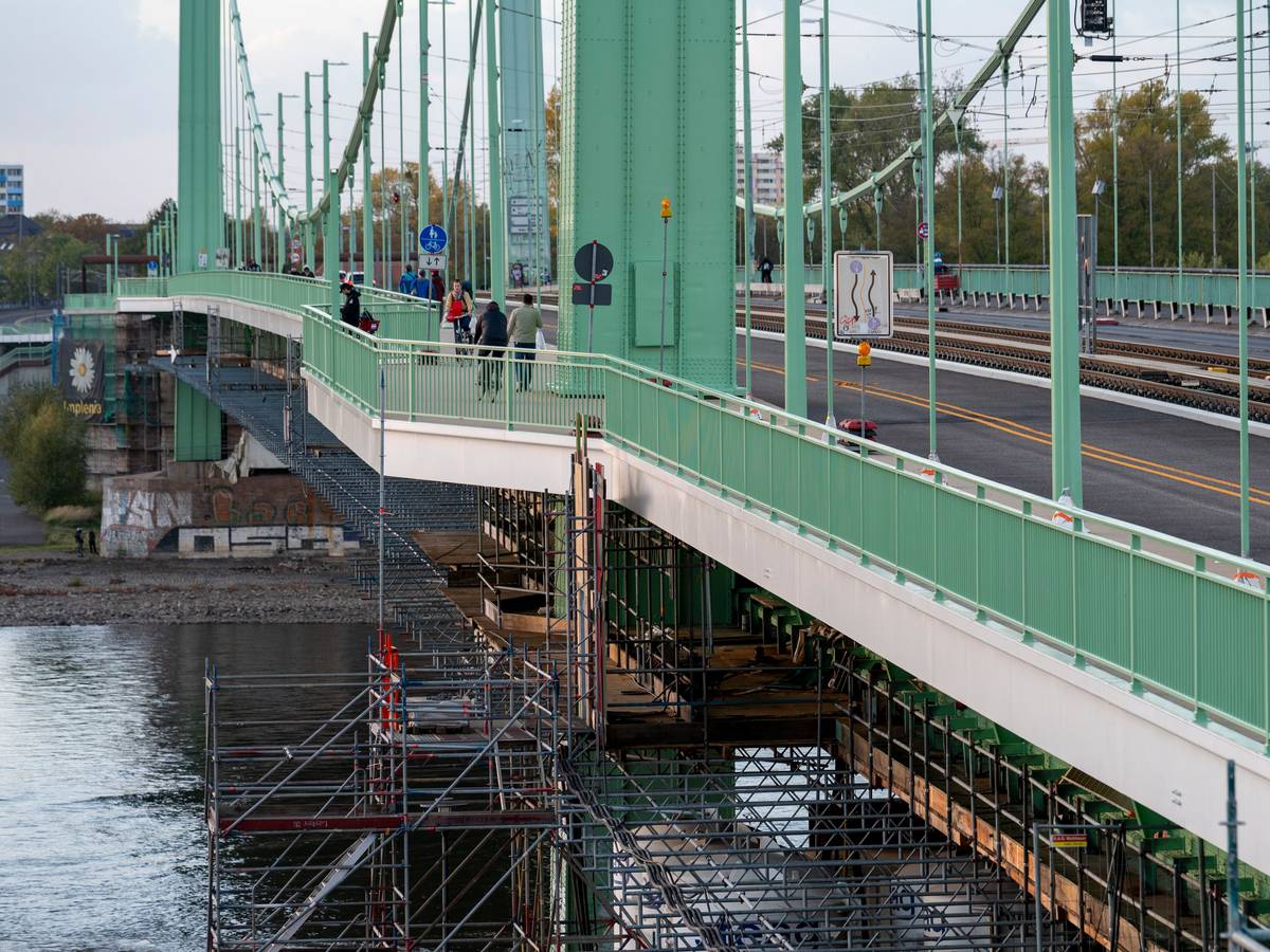 Blick auf den sanierten Teil der Mülheimer Brücke. Der Verkehr läuft jetzt auf der Südseite.