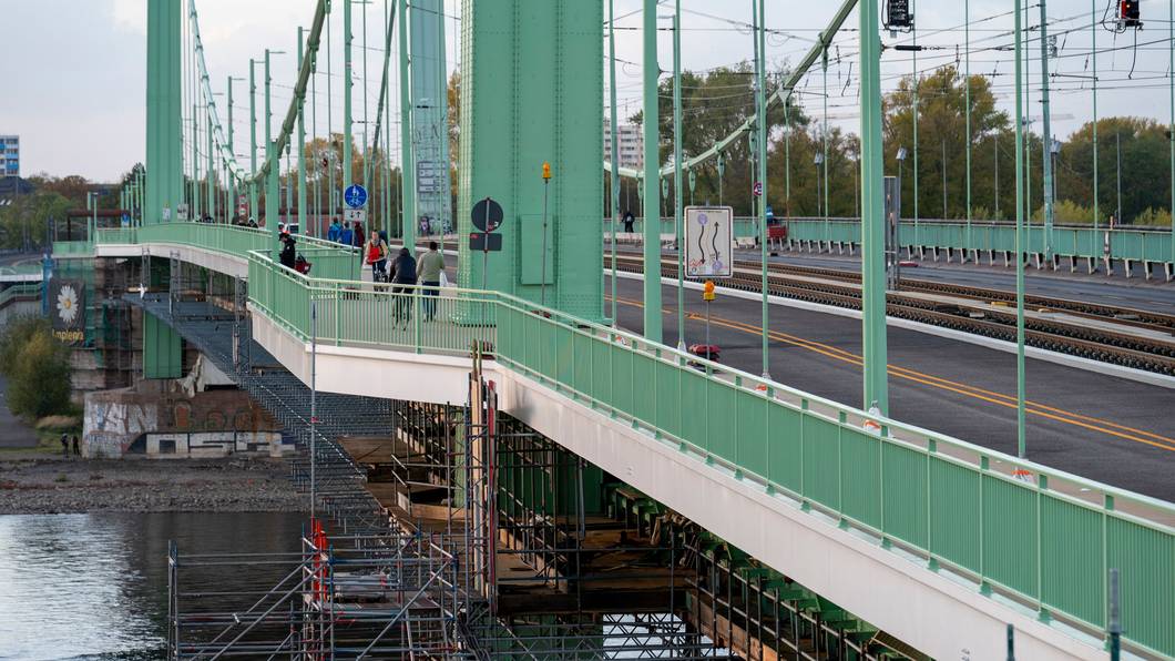 Blick auf den sanierten Teil der Mülheimer Brücke. Der Verkehr läuft jetzt auf der Südseite.