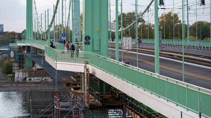 Blick auf den sanierten Teil der Mülheimer Brücke. Der Verkehr läuft jetzt auf der Südseite.