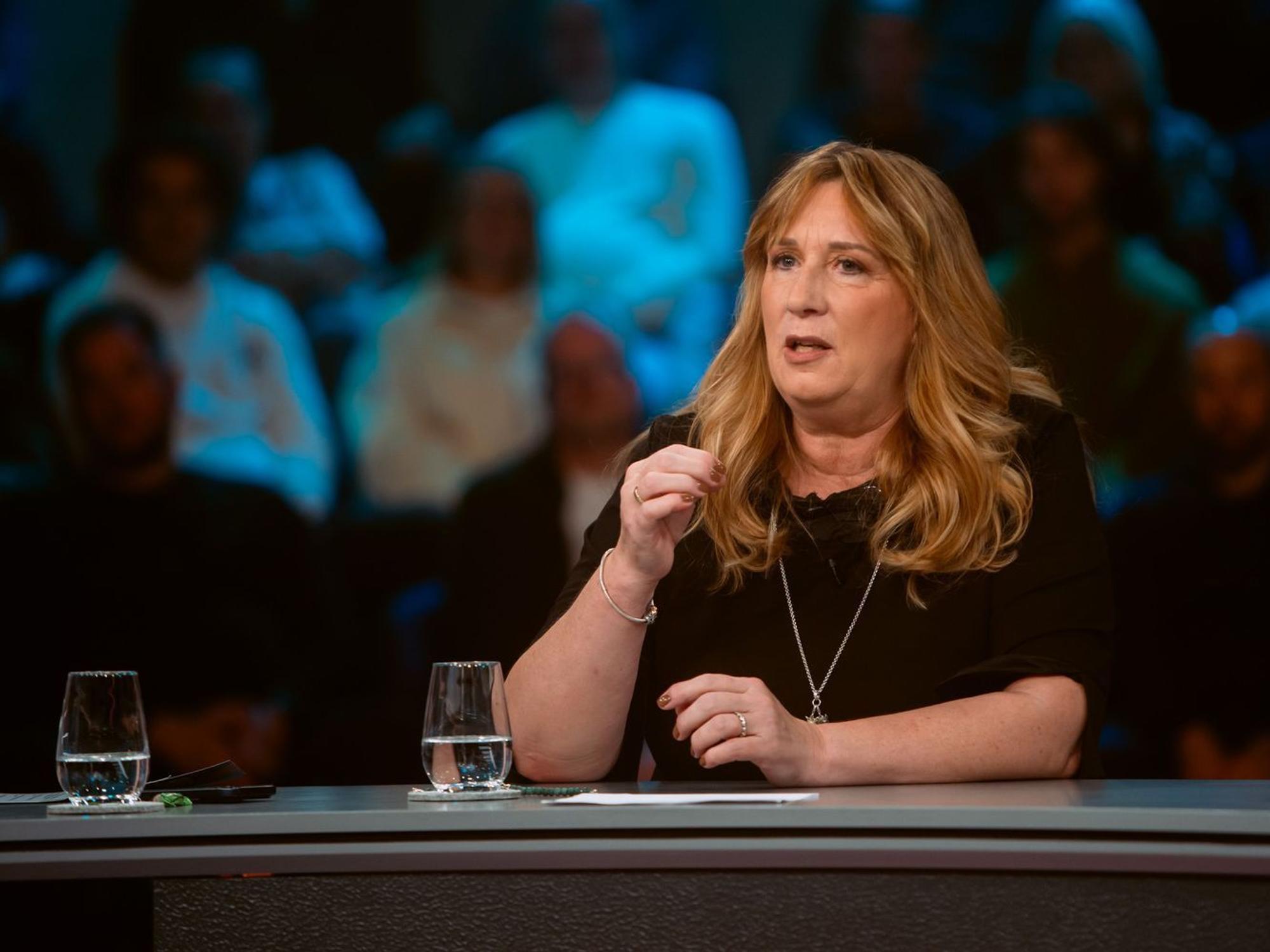Yvonne Lissel pflegt ihren demenzkranken Mann zu Hause. (Bild: WDR / Molina)