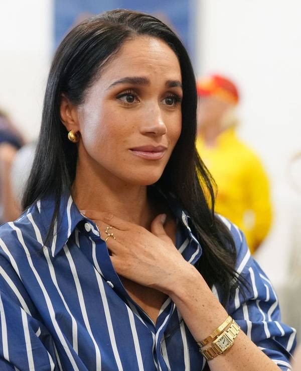 Meghan posiert.