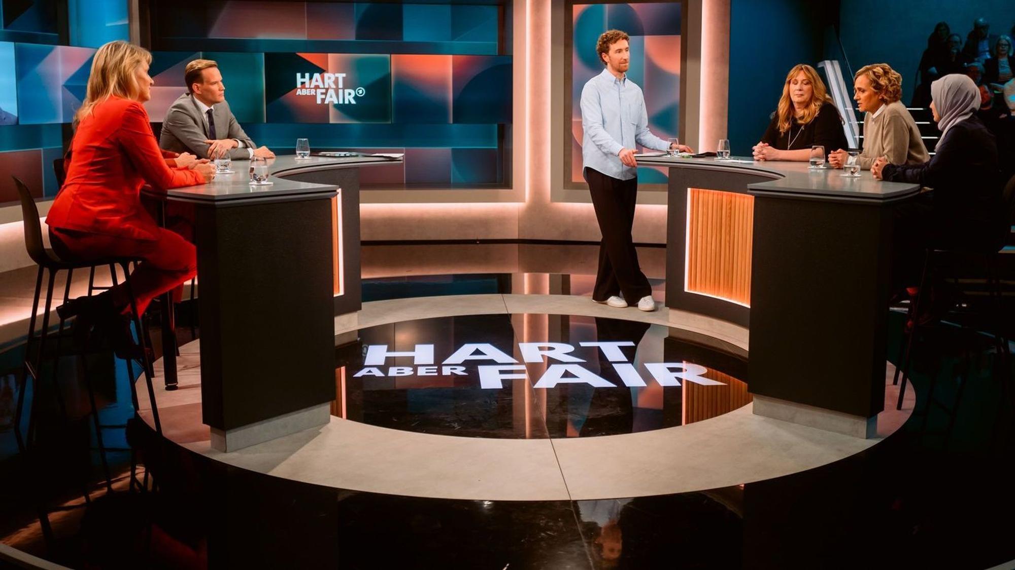 „Pflege zu Hause: Lässt die Politik Angehörige allein?“ - Unter dieser Fragestellung diskutierte Louis Klamroth (Mitte) mit seinen Gästen. (Bild: WDR / Molina)