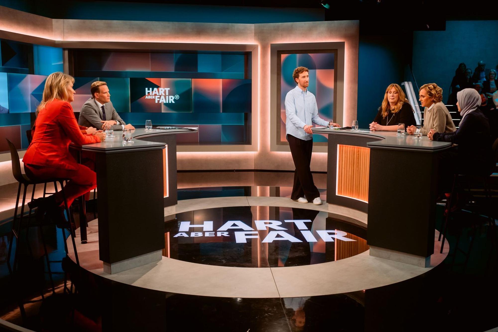 „Pflege zu Hause: Lässt die Politik Angehörige allein?“ - Unter dieser Fragestellung diskutierte Louis Klamroth (Mitte) mit seinen Gästen. (Bild: WDR / Molina)