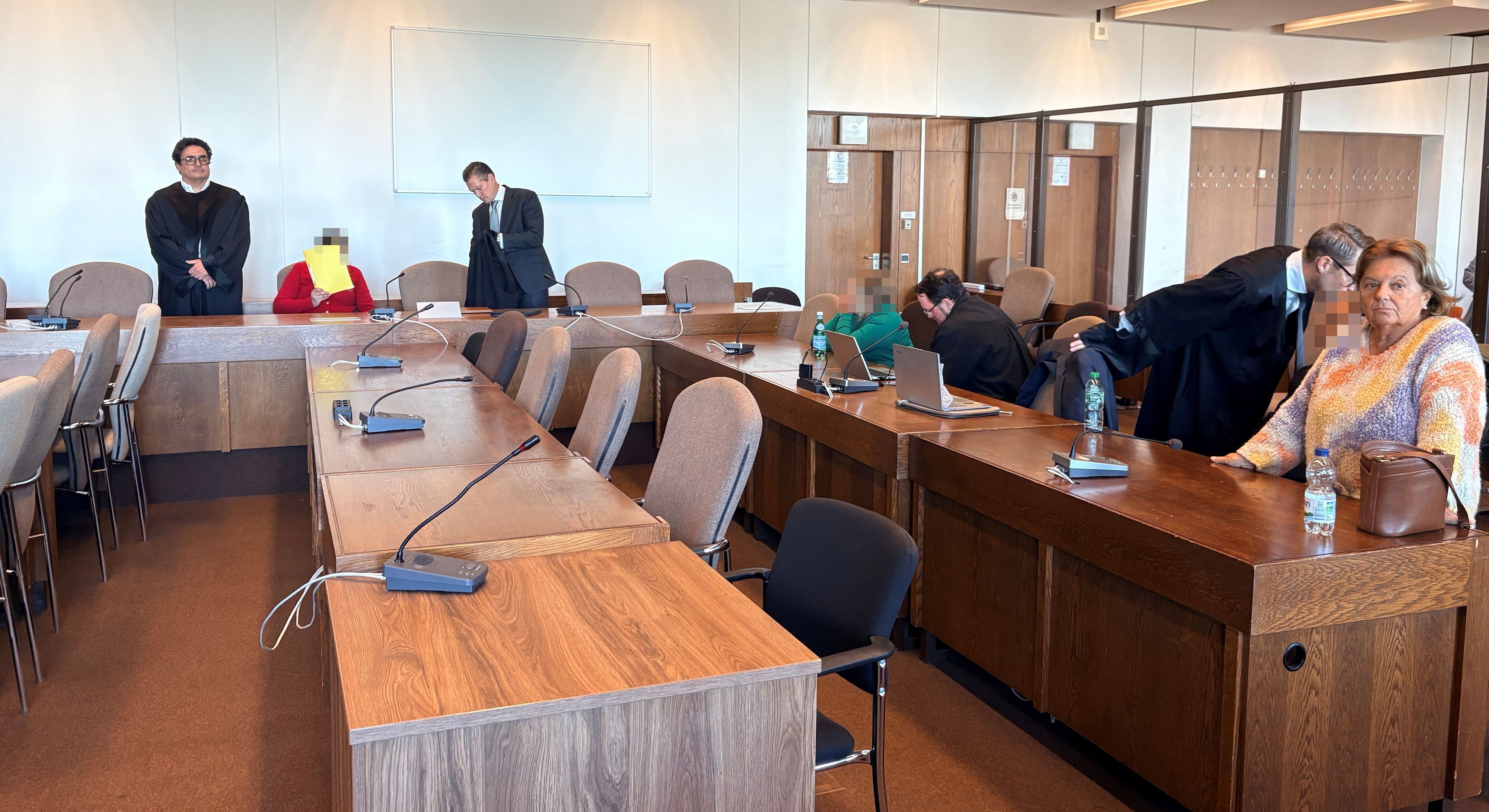Die Angeklagten mit ihren Verteidigern und einer Dolmetscherin kurz vor der Urteilsverkündung im Kölner Landgericht