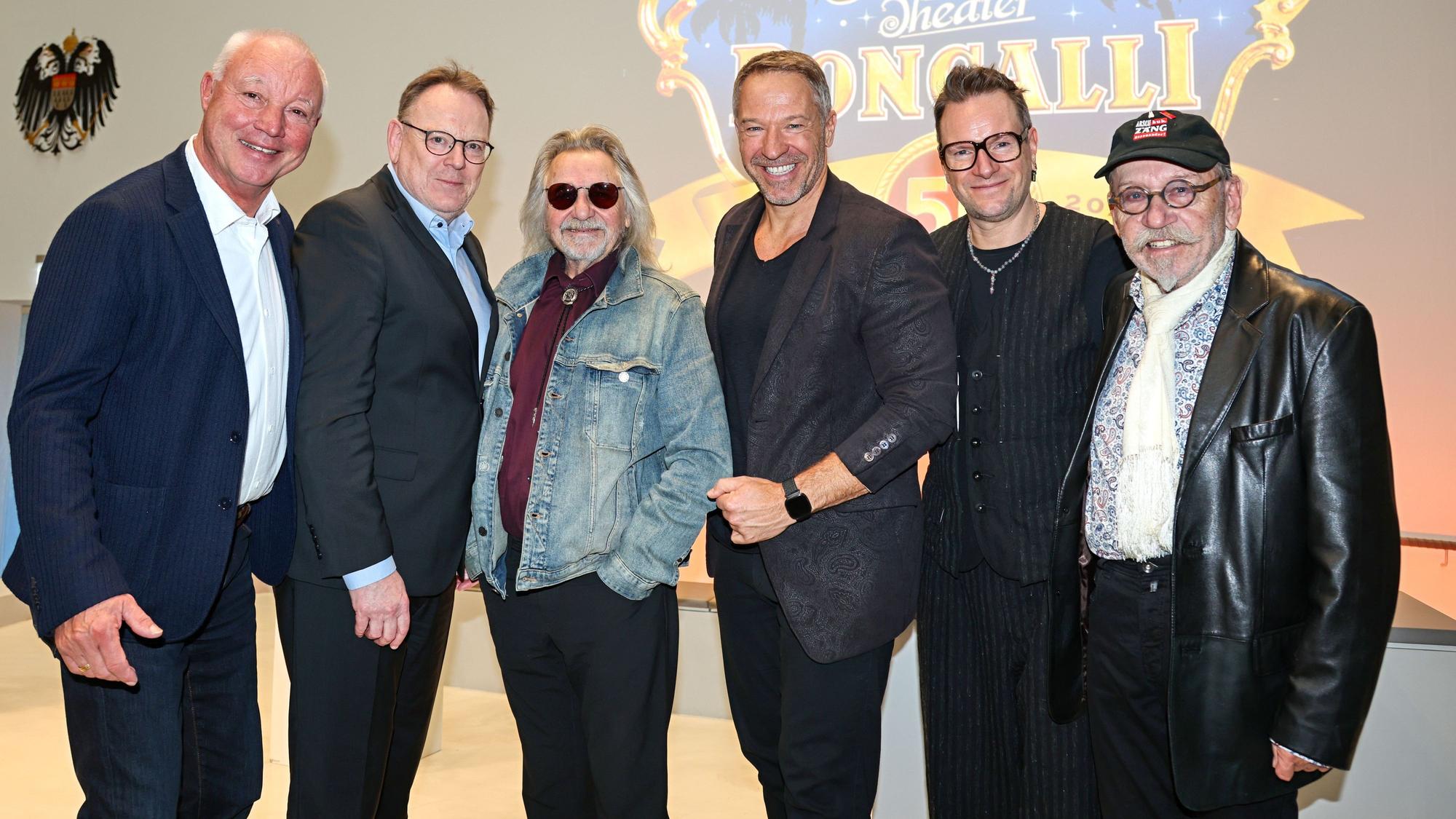 Torsten Burmester mit Peter Werner, Tommy Engel, Patrick Lück, Heiko Braun und Janus Fröhlich im Rathaus.