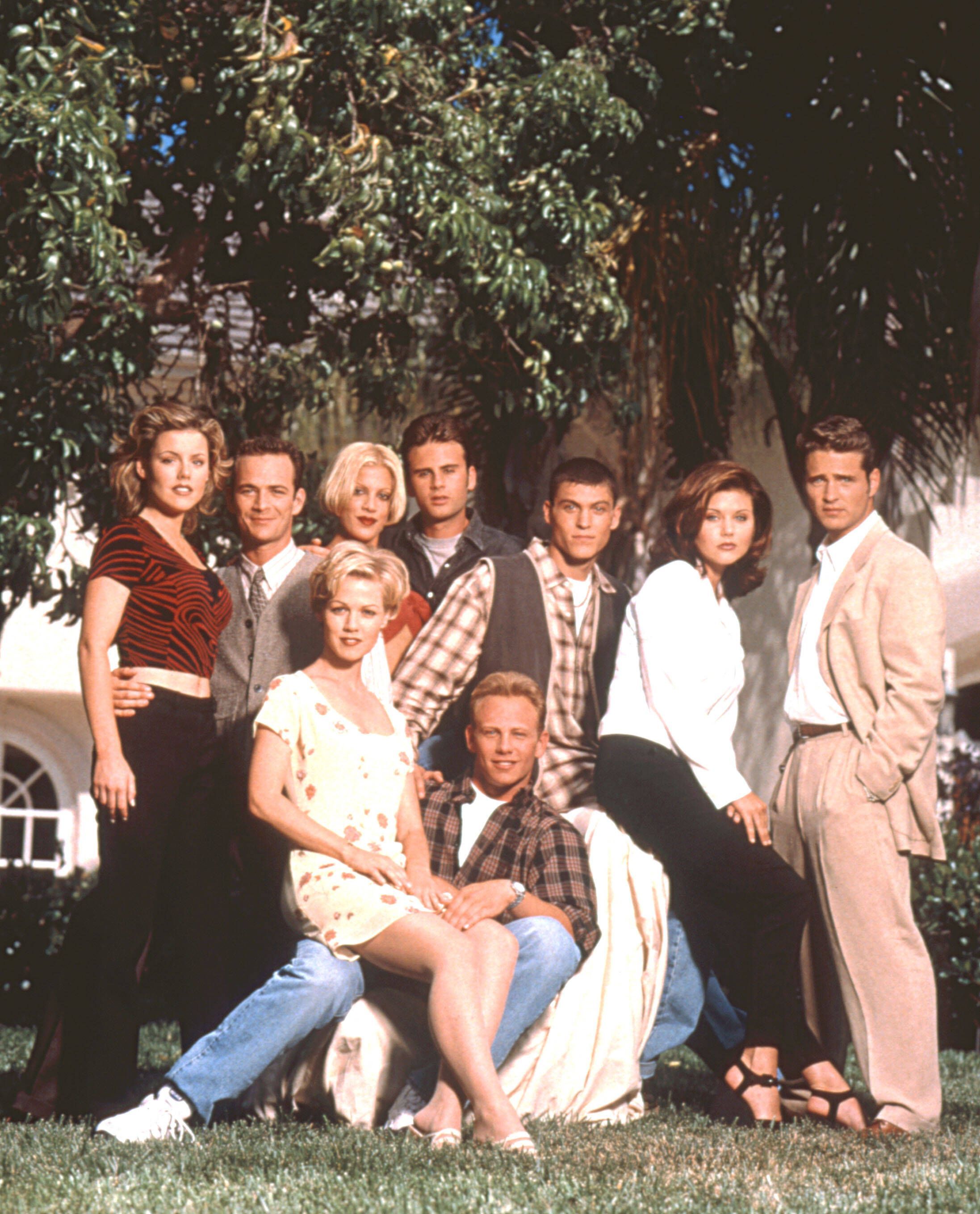 l-r: Kathleen Robertson, Luke Perry, Tori Spelling, Jamie Walters, Brian Austin Green, Tiffani Thiessen, Jason Priestley, sitting l-r: Jennie Garth, Ian Ziering