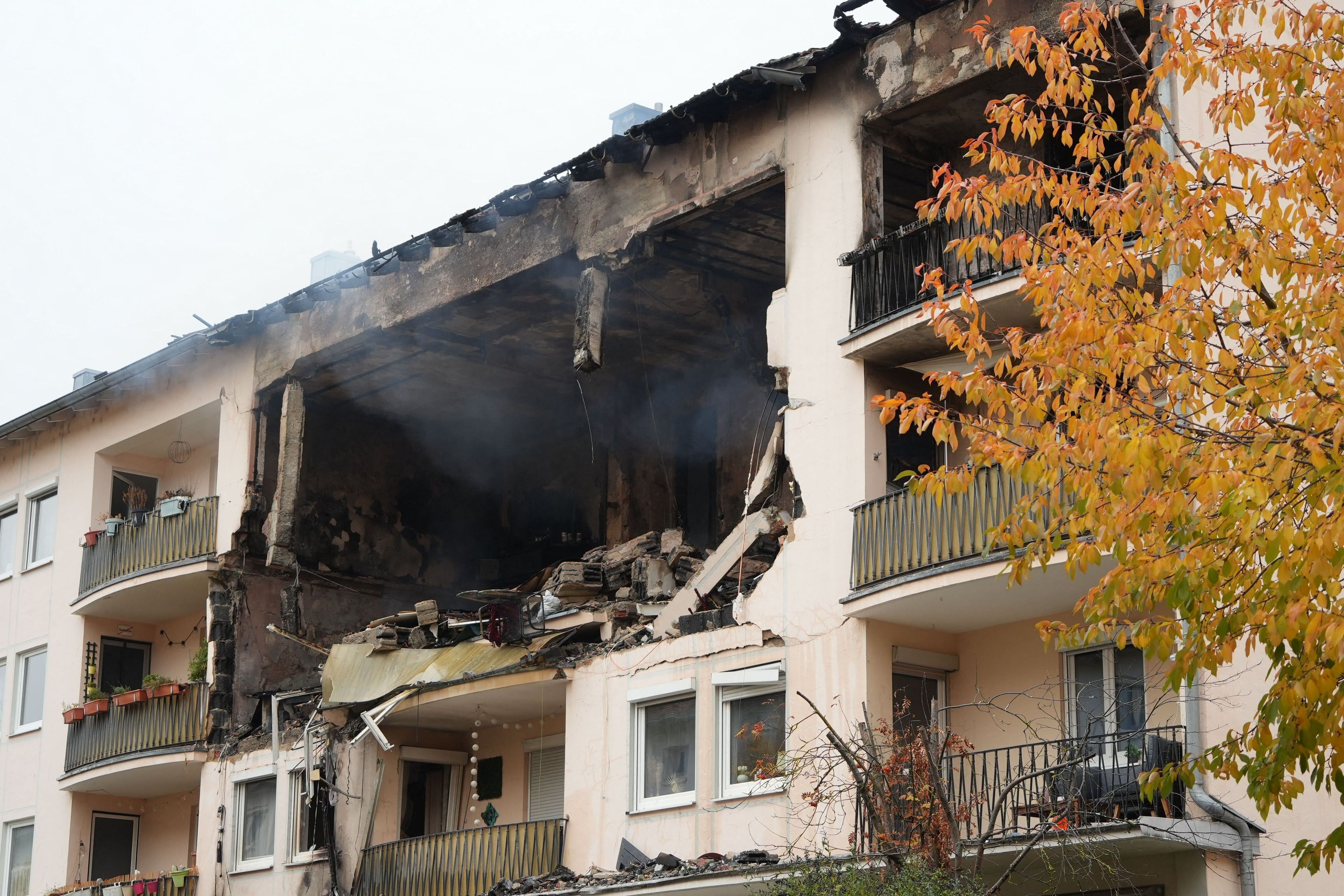 Die nach einer Explosion zerstörte Fassade eines Mehrfamilienhauses. Mindestens vier Menschen wurden teilweise schwer verletzt und in Krankenhäuser gebracht, wie ein Sprecher der Polizei sagte. Laut Feuerwehr werden zudem drei Personen vermisst.